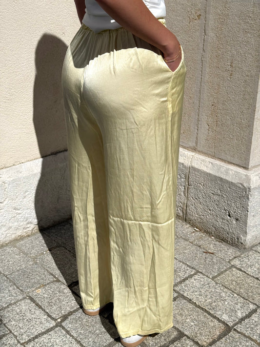Pantalon Jade jaune large satiné fluide