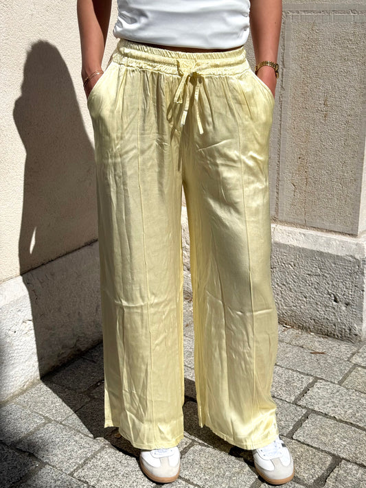 Pantalon Jade jaune large satiné fluide